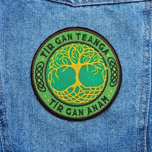 Tír Gan Teaga, Tír Gan Anam Aufnäher - Irische Sprache Aufbügler Stickerei Patch / Seanfhocail / Paiste Gaeilge | Irische Geschenke | (ca 10x10cm)