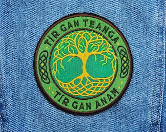 Tír Gan Teanga, Tír Gan Anam Patch - Irish Language iron-on Embroidery Patch / Seanfhocail / Paiste Gaeilge | Irish Gifts | (10x10cm)