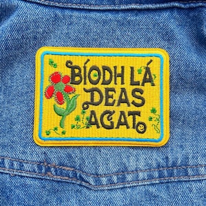 Bíodh Lá Deas Agat Patch - Irish Language iron-on Embroidery Patch / Have a Nice Day Patch | Paiste Gaeilge | Irish Gifts | (9x6.5cm)