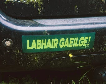 Cheveux de laboratoire Gaeilge ! - Parlez irlandais ! Adhésif pour pare-chocs de Gaeilge | Autocollant en vinyle | Cadeaux irlandais | Sticker irlandais Gaeilge (29 x 7,5 cm)