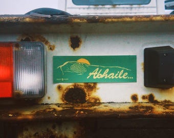 Abhaile… - adhésif pour pare-chocs de langue irlandaise | Autocollant en vinyle | Retour à la maison… | Cadeaux irlandais | Sticker irlandais Gaeilge (21,5 x 7 cm)