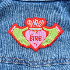 Claddagh Patch - Irish Language iron-on Embroidery Patch / Paiste Gaeilge | Irish Gifts | (10x6.5cm)