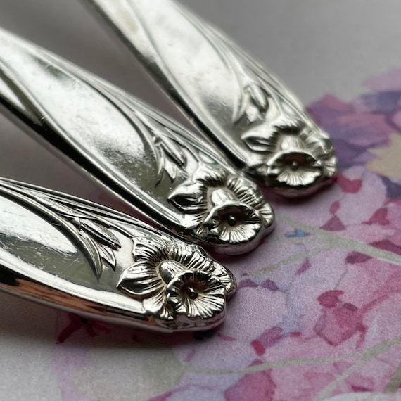 20 Piece DAFFODIL Silverplate Flatware Set - by Rogers 20 Piece DAFFODIL Silverplate Flatware Set - by Rogers