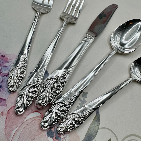 Vintage 20 Piece ' Evening Star ' Silverplate Set From Oneida