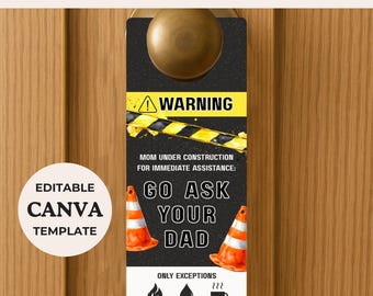 Puede incluir: Un colgador de puerta imprimible para el Día de la Madre. Presenta un fondo negro con cinta de advertencia amarilla y negra, un cono de construcción y el texto "Mamá en construcción. Para asistencia inmediata: Ve a preguntarle a tu papá. Únicas excepciones: Fuego, Sangre, Café."