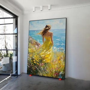 Hermosa dama con vestido amarillo mirando hacia atrás en el arte de la pared de lienzo, mujer mirando la pintura del lienzo del mar