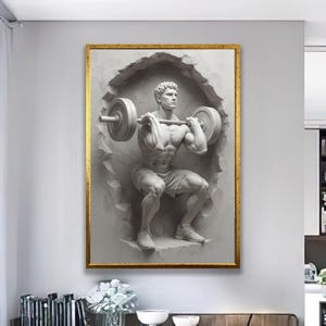 Puede incluir: Una obra de arte enmarcada representa una escultura de una persona realizando una sentadilla con barra. La figura es gris, sobre un fondo texturizado y enmarcada con un borde dorado. La obra representa la fuerza y el fitness.