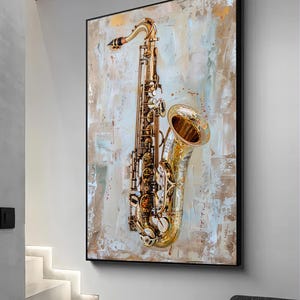 Op de afbeelding: Een gouden saxofoon met een zwart frame, geschilderd op een canvas met een textuur achtergrond van witte, bruine en gouden verfspatten.
