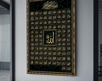 Puede incluir: Una impresión en lienzo negro y dorado con un gran diseño de caligrafía árabe dorado y adornado. El diseño presenta la palabra "Allah" en el centro, rodeada de una caligrafía más pequeña e intrincada.