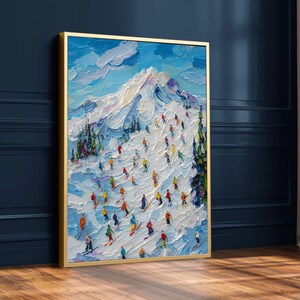 Könnte beinhalten: Ölgemälde in einem goldenen Rahmen, das eine schneebedeckte Berglandschaft mit Skifahrern zeigt. Das Kunstwerk zeigt einen blauen Himmel und farbenfrohe Skifahrer, die den Berg hinunterfahren. Der Stil ist texturiert.
