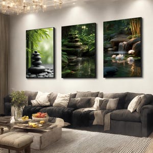 Könnte beinhalten: Drei gerahmte Leinwanddrucke mit ruhigen Zen-Garten-Szenen. Einer zeigt einen Steinhaufen mit Bambus, ein weiterer einen kleinen Wasserfall und der dritte Seerosen. Das Kunstwerk zeichnet sich durch natürliche Farben und eine beruhigende Ästhetik aus.