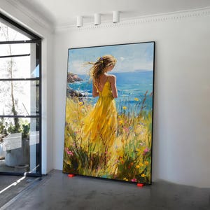 Hermosa dama con vestido amarillo mirando hacia atrás en el arte de la pared de lienzo, mujer mirando la pintura del lienzo del mar