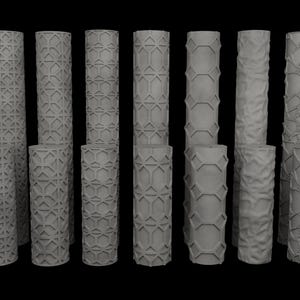 Peut inclure: Une collection de colonnes architecturales cylindriques grises avec divers motifs texturés et à motifs. Les colonnes varient en hauteur et en diamètre, présentant des motifs de relief géométriques et organiques. Le fond est noir uni.