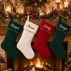 Pode incluir: Quatro meias de Natal caneladas penduradas em fila. Duas são verde-escuras, uma é branca e uma é vermelha. Cada meia apresenta um punho dobrado com um acabamento dourado e um nome personalizado bordado em cursivo: Harper, Mason, Avery e Sawyer.