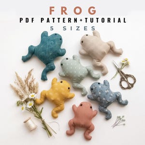 Könnte beinhalten: Fünf Stofffrösche in verschiedenen Farben und Mustern, darunter Petrol, Beige, Salbeigrün mit weißen Punkten, Gelb und Altrosa. Der Text FROG PDF PATTERN+TUTORIAL 5 SIZES steht über den Fröschen, zusammen mit einer Schere und Blumen.