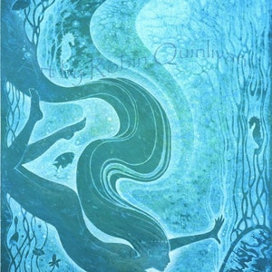 Puede incluir: Una impresión abstracta azul y verde de una mujer buceando en el océano. El cabello de la mujer fluye detrás de ella mientras bucea. La impresión está rodeada de vida marina, incluidos caballitos de mar y algas marinas.
