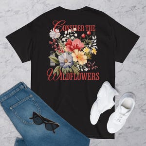 Overweeg het Wildflowers-T-shirt - Luke 12:27-T-shirt - christelijk dames-T-shirt - Overweeg het Wildflowers-shirt - Luke 12-27-shirt - christelijk T-shirt