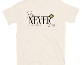 Camiseta "La esperanza nunca muere" - Camiseta Romanos 15:13 - Camiseta de la esperanza - Regalo de esperanza - Ropa cristiana para mujeres - Camiseta de fe