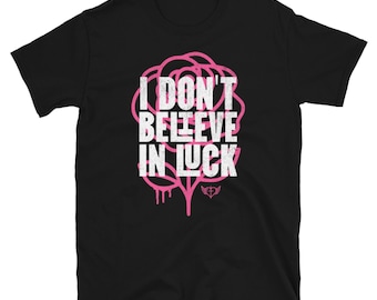 Camiseta "No creo en la suerte" - Ropa cristiana para mujer - Camiseta de fe - Ropa deportiva cristiana - Bendecida, no afortunada