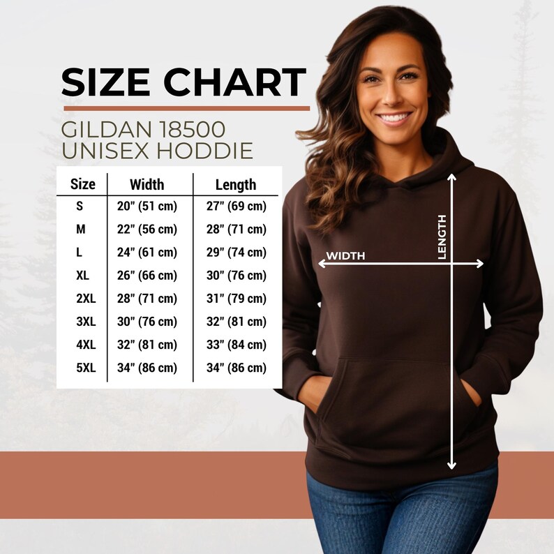 Pu&ograve; includere: Tabella delle taglie per una felpa con cappuccio unisex Gildan 18500. La tabella elenca le taglie dalla S alla 5XL, con le corrispondenti misure di larghezza e lunghezza in cm. Una donna indossa una felpa con cappuccio marrone, mostrando la vestibilit&agrave;.