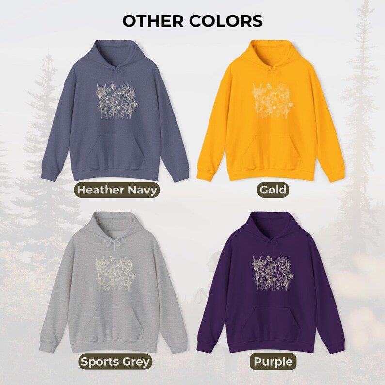 Pu&ograve; includere: Quattro felpe con cappuccio in diversi colori: blu navy melange, oro, grigio sportivo e viola. Ogni felpa presenta un disegno floreale sul davanti. Il testo "OTHER COLORS" &egrave; visibile in alto.