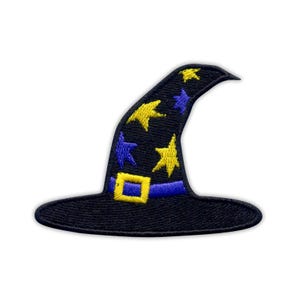 Pode incluir: Remendo bordado de chapéu de bruxa preto com estrelas amarelas e azuis. O chapéu apresenta uma faixa azul com uma fivela dourada. Perfeito para fantasias de Halloween ou projetos de artesanato.