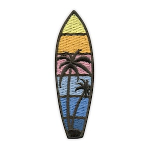 Può includere: Toppa ricamata a forma di tavola da surf. Il design presenta un tramonto con cielo giallo, orizzonte arancione, nuvole rosa, acqua blu e palme. La toppa ha un bordo nero.