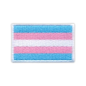 Peut inclure: Un patch de drapeau de fierté transgenre bleu, rose et blanc avec une bordure blanche.