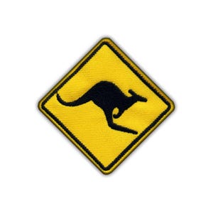 Può includere: Toppa ricamata con una silhouette di canguro nero su sfondo giallo a forma di diamante. La toppa ha un bordo nero ed è probabilmente progettata per essere stirata o cucita sul tessuto. Il design è un segnale stradale.