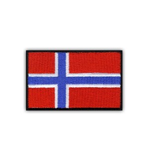 Op de afbeelding: Geborduurde patch met de Noorse vlag. De rechthoekige patch heeft een rode achtergrond met een blauw kruis omlijnd met wit. De patch is omrand door een zwarte rand.
