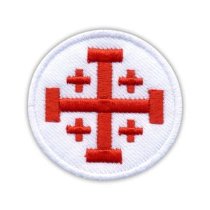 Può includere: Una toppa ricamata bianca con una croce rossa. La croce è composta da quattro croci più piccole.