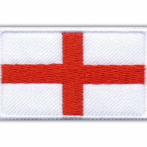 Könnte beinhalten: Ein rechteckiger Aufnäher mit der Flagge von England. Die Flagge hat einen weißen Hintergrund mit einem zentrierten roten Kreuz. Der Aufnäher hat einen weißen Rand und ist wahrscheinlich aus Stoff.