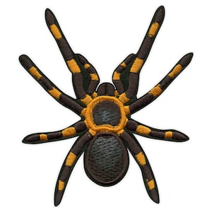 Peut inclure: Écusson brodé représentant une tarentule. L'araignée a un corps et des pattes noirs avec des rayures jaunes et marron. Le patch est conçu pour être appliqué sur des vêtements ou des accessoires.