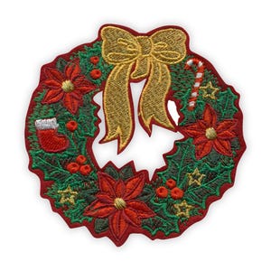 Op de afbeelding: Geborduurde kerstkrans patch met een rode rand. De krans heeft groene bladeren, rode poinsettia's, bessen, een gouden strik, een zuurstok, een kous en gouden sterren. Perfect voor kerstknutselwerkjes en decoraties.