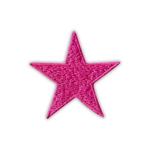 Può includere: Toppa a forma di stella rosa acceso, ricamata. La stella a cinque punte è di un vibrante colore fucsia, con cuciture dettagliate che ne delineano la forma. La toppa è probabilmente destinata a scopi decorativi, come adornare abiti o accessori.