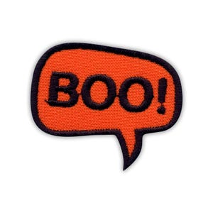 Può includere: Toppa arancione a forma di fumetto con la scritta "BOO!" in nero. Bordo nero. Ideale per Halloween, può essere applicata su abbigliamento o accessori.