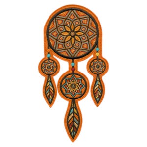 Op de afbeelding: Een oranje dromenvanger met ingewikkelde borduursels. Het ontwerp heeft een centraal cirkelvormig web met een bloemmotief, omringd door kleinere cirkels en veervormige hangers. Het kleurenpalet omvat oranje, zwart, blauwgroen, geel en bruin.