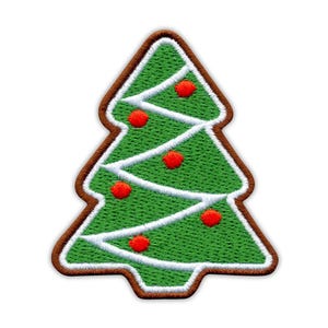Op de afbeelding: Geborduurde kerstboom patch. De groene boom heeft witte zigzaglijnen en rode ballen, met een bruine rand. Ideaal voor feestelijke ambachten en kledingversieringen. De patch is gevormd als een kerstboom.