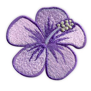 Könnte beinhalten: Gestickter Aufnäher mit einer lila Hibiskusblüte und detaillierten Nähten. Die Blume hat eine hellviolette Mitte, dunklere violette Blütenblätter und gelb-grüne Staubgefäße. Der Aufnäher hat einen dunkelvioletten Rand auf weißem Hintergrund.