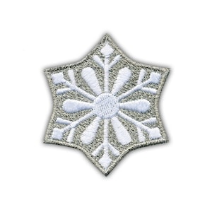 Peut inclure: Écusson brodé en forme de flocon de neige à six branches. Le patch présente un motif de flocon de neige blanc sur un fond gris argenté. Le flocon de neige a un aspect détaillé et texturé, idéal pour les créations hivernales.