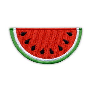 Könnte beinhalten: Gestickter Aufnäher in Form einer Wassermelonenscheibe. Der Aufnäher hat ein rotes Innenteil mit schwarzen Kernen, einen weißen Rand und eine grüne Schale. Ideal, um Kleidung, Taschen oder Accessoires einen sommerlichen Touch zu verleihen.