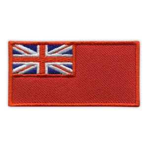 Puede incluir: Un parche rectangular con la bandera de la Red Ensign. La bandera tiene un fondo rojo con la Union Jack en la esquina superior izquierda. La Union Jack es blanca, azul y roja. El parche tiene un borde rojo.