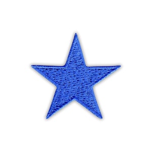 Op de afbeelding: Een helderblauwe geborduurde sterpatch. De vijfhoekige ster heeft een effen kleur met gedetailleerde stiksels, perfect om toe te voegen aan kleding of accessoires. De patch staat tegen een schone witte achtergrond.