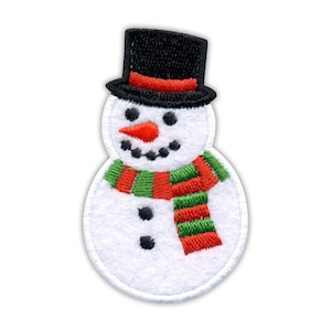 Op de afbeelding: Geborduurde sneeuwman patch met een zwarte hoge hoed, oranje wortelneus en een groen-rode gestreepte sjaal. De sneeuwman heeft zwarte knoopogen en een gestikte glimlach. De patch is wit met een witte rand.