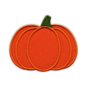 Könnte beinhalten: Gestickter orangefarbener Kürbis-Aufnäher mit grünem Stiel. Der Kürbis hat ein strukturiertes Aussehen und ist mit orangefarbenen Nähten umrandet. Ideal für herbstliche Bastelarbeiten und Kleidung.