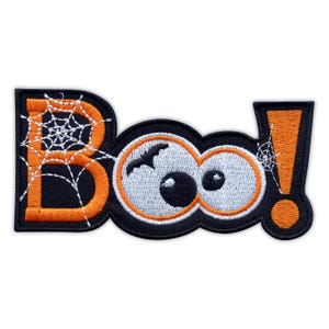 Può includere: Toppa ricamata con la scritta "Boo!" in arancione e nero. Le "O" sono disegnate come occhi dei cartoni animati con un pipistrello e il punto esclamativo ha una ragnatela. Una divertente decorazione di Halloween.