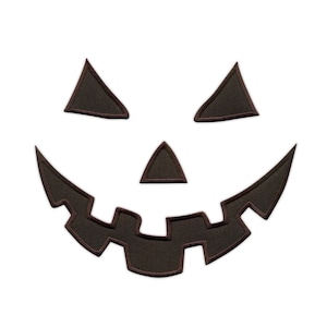 Pode incluir: Um conjunto de emblemas bordados a preto que formam uma cara de abóbora. O design inclui dois olhos triangulares, um pequeno nariz triangular e um sorriso largo e dentado. Cada peça apresenta um rebordo escuro e um acabamento em tecido.