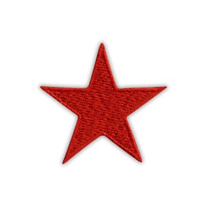 Puede incluir: Un parche de estrella roja brillante de cinco puntas con una apariencia bordada y texturizada. La estrella está centrada sobre un fondo blanco, mostrando su color vibrante y costuras detalladas. Adecuado para proyectos de manualidades.