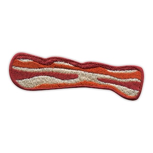 Può includere: Toppa ricamata a forma di bacon, con una striscia di pancetta nei colori rosso, arancione e bianco. La toppa ha un design dettagliato, con la forma e la consistenza della pancetta ben definite. Adatta per abbigliamento o accessori.