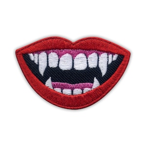 Op de afbeelding: Geborduurde patch met een grijnzende mond met hoektanden. De patch heeft een rode rand, rode lippen, witte tanden en een zwart interieur. Het tandvlees is roze. Ideaal om kleding of accessoires een griezelige touch te geven.